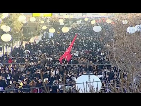 حشود ضخمة تشارك بمراسم دفن الجنرال سليماني بمسقط رأسه في كرمان
