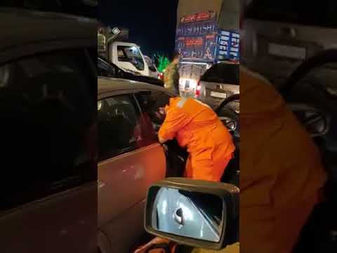 الصليب الأحمر يسعف طفلة أصيبت بعارض صحي خلال زحمة السير وقطع اوتوستراد بيروت الناعمة