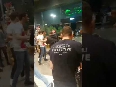 معركة ليلية في مطعم زعتر وزيت فرع البترون، وذلك عندما حاول الزبون الدفع بالكريديت كارد فرفض الموظف.