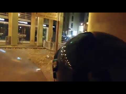 نداء من احد ضباط مكافحة الشغب عبر مكبر الصوت كان يحذر مثيري الشغب لوقف الاعتداءات قبل استعمال القوة