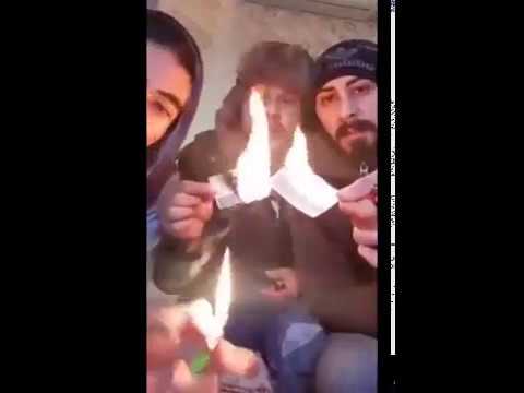 لبنانيون يحرقون هوياتهم بعد خروجهم من لبنان