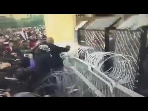 بالفيديو: ‏احد المتظاهرين يستخدم آلة حارقة ضد قوات مكافحة الشغب