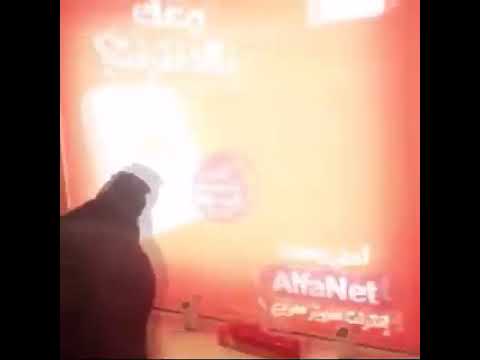 طلاب يتظاهرون داخل مبنى ألفا في جبيل
