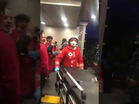 *حتى داخل طوارئ المستشفى بعض من الهرج والمرج ساعة وصول الجرحى من قوى الامن نعتذر على شتائم*